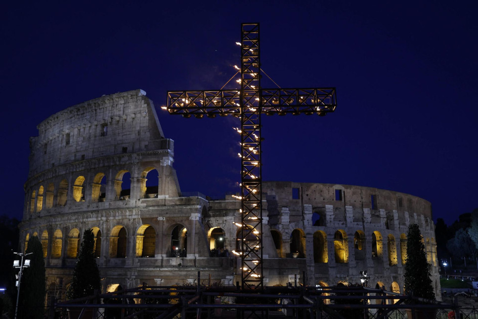 Una vista general del viacrucis, la procesión de antorchas del 'Camino de la Cruz', el Viernes Santo frente al emblemático Coliseo en Roma, Italia. 