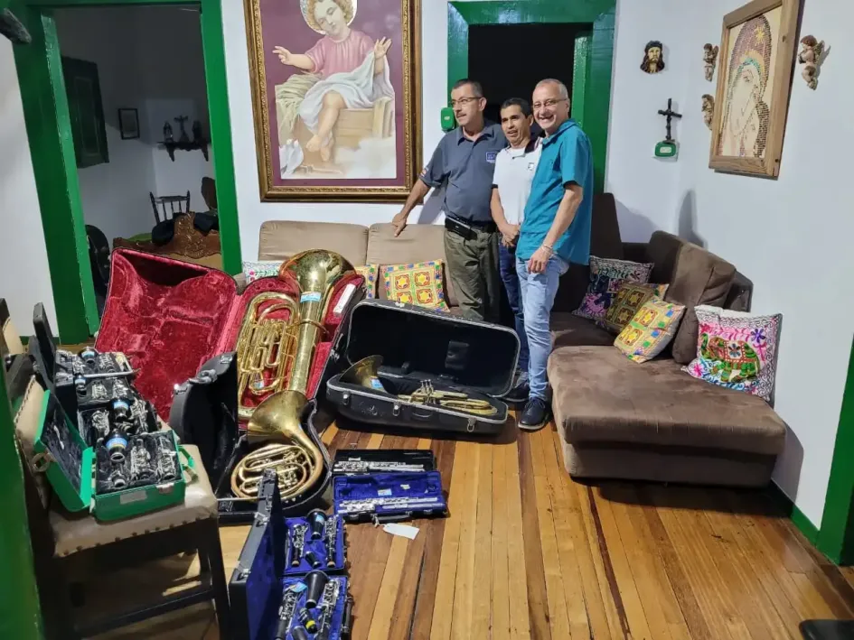 La Fundación Hope recibe instrumentos musicales, así sean defectuosos, y los mejora o aprovecha sus partes para favorecer a niños y bandas musicales.