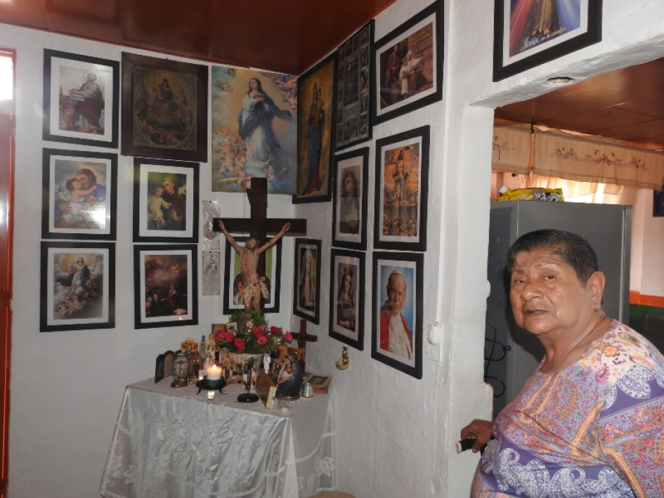 Elsy y el altar en su casa.
