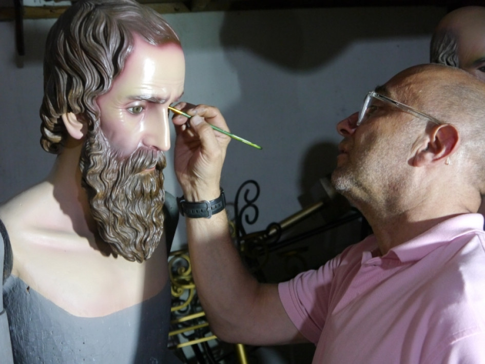 El sacristán Horacio Carvajal es quien retoca las nueve imágenes de la Semana Santa. Son tallas en madera del artista antioqueño Eladio Montoya.