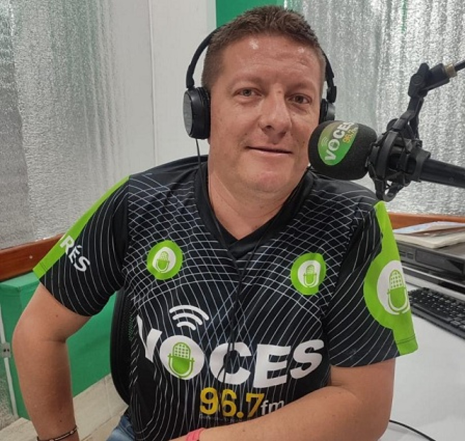 El locutor Andrés Herrera Parra, de la emisora Voces FM 96,7, aspira al Concejo de Manzanares. En las pasadas elecciones fue candidato por el Centro Democrático y ahora será avalado por Gente en Movimiento.