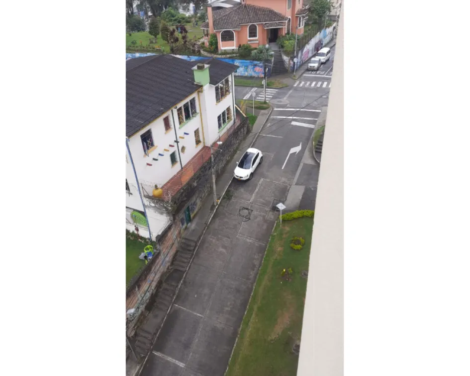 Una de las denunciantes es residente del conjunto Portal de la 50 hace dos años y asegura que en cada aguacero hay un accidente. “Las motos siguen derecho y llegan al final de la falda”.