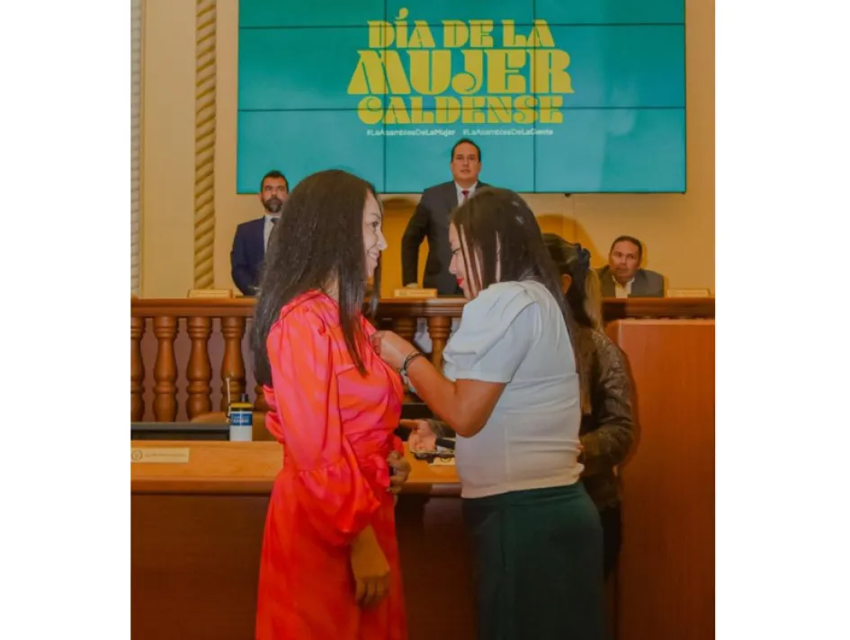 Yarledy Ortiz, docente de Ciencias Sociales, recibiendo la medalla de honor.