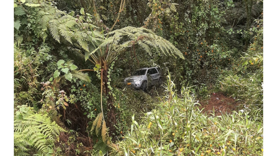 Los accidentados no sufrieron lesiones de gravedad y pudieron salir del vehículo.
