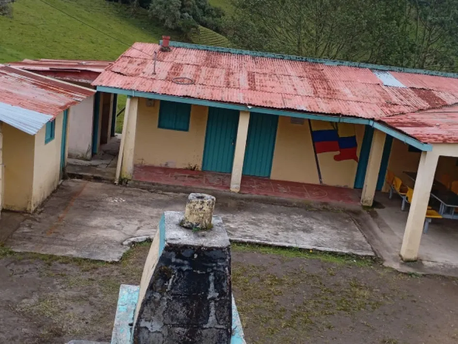 La escuela de la vereda Alfombrales en Murillo (Tolima) está cerrada como otras de Caldas y Risaralda, ubicadas en zona de riesgo por el volcán del Ruiz.