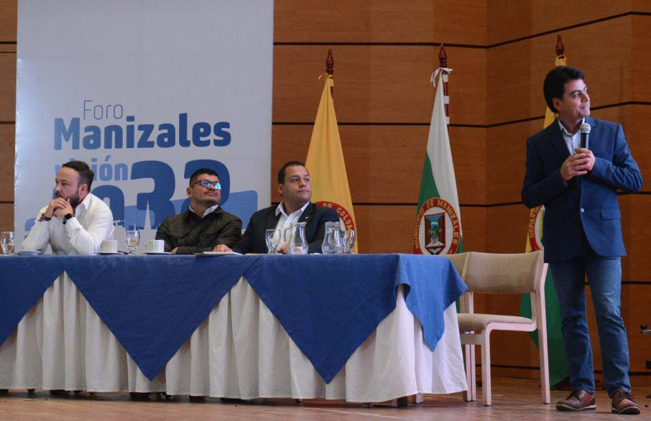 P1  Foto | Freddy Arango | LA PATRIA  En la foto: Juan Marín, concejal del Partido de la U; César Díaz, concejal del Partido Liberal; Simón Ramírez, concejal del Partido Conservador; y Javier García, arquitecto y planificador urbano de la Universidad de Antioquia. Concejales en el foro Manizales Visión 2032.