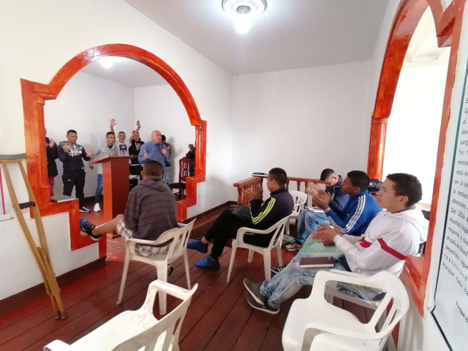 Foto | Freddy Arango | LA PATRIA La Fundación Cristiana Rescatados por su Sangre pertenece a la Iglesia Pentecostal Unida de Colombia. César Quintero dirige a diario la ceremonía con micrófono en mano, justifica el ruido porque "hay que motivar a los muchachos para que continuen con su proceso de rehabilitación".