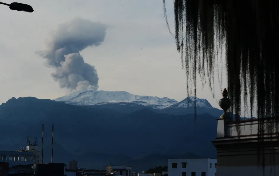 Así se vio la emisión de ceniza este martes desde el sector de cementerio San Esteban en Manizales. 