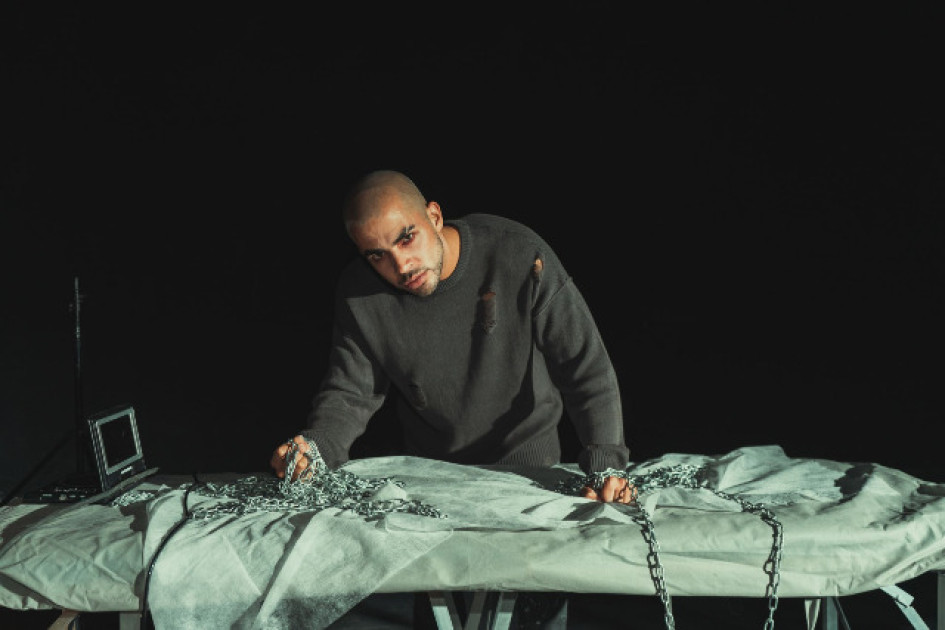 Juan Palau en el video de El Karma.