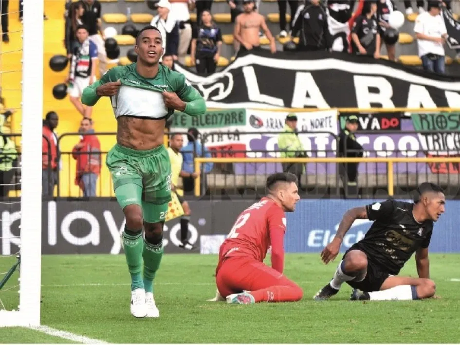 Gerardo Ortiz y Jorge Cardona, vencidos, ayer en el estadio de Techo, de Bogotá. El Once Caldas perdió 4-1 con La Equidad y es penúltimo en la tabla.