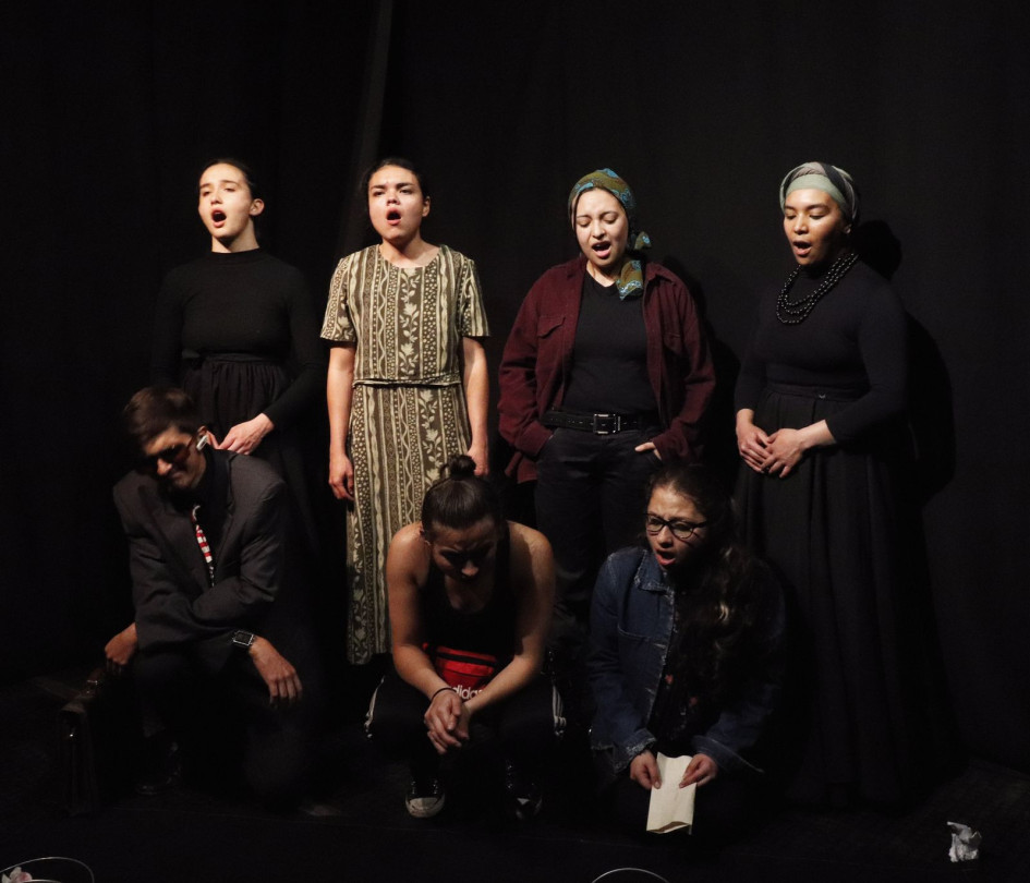 Es la última escena, las mujeres cantan frente a la tumba de Nawal.