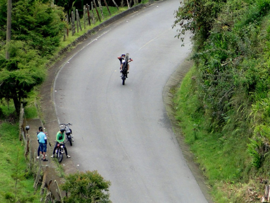 Denuncian piques ilegales en las vías de salida del municipio. Los ciudadanos exigen control a las autoridades. Foto | Rubén Darío López | Q'HUBO