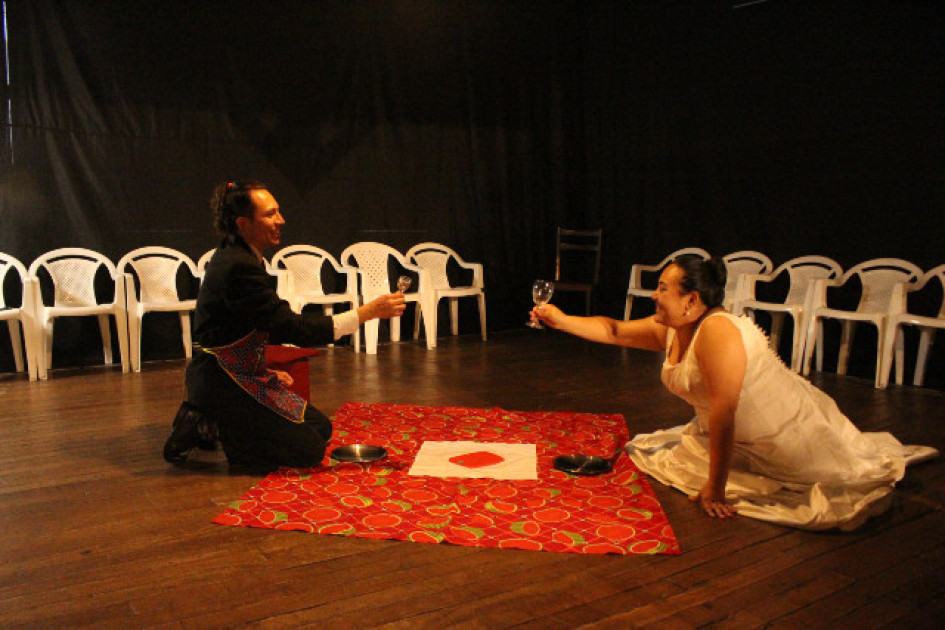 Una de las escenas de la obra, comprtiendo un alimento entre la pareja.