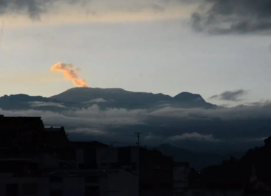 La fumarola del Volcán Nevado del Ruiz este lunes, a las 6:00 a.m., vista desde el barrio El Campín de Manizales. 