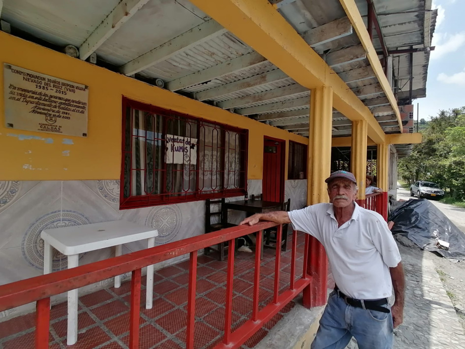 William Salazar posa junto a la placa que en el 2015 instaló la Gobernación de Caldas para conmemorar los 30 años de la explosión del volcán Nevado del Ruiz que les arrebató la vida a varios habitantes de Montevideo.