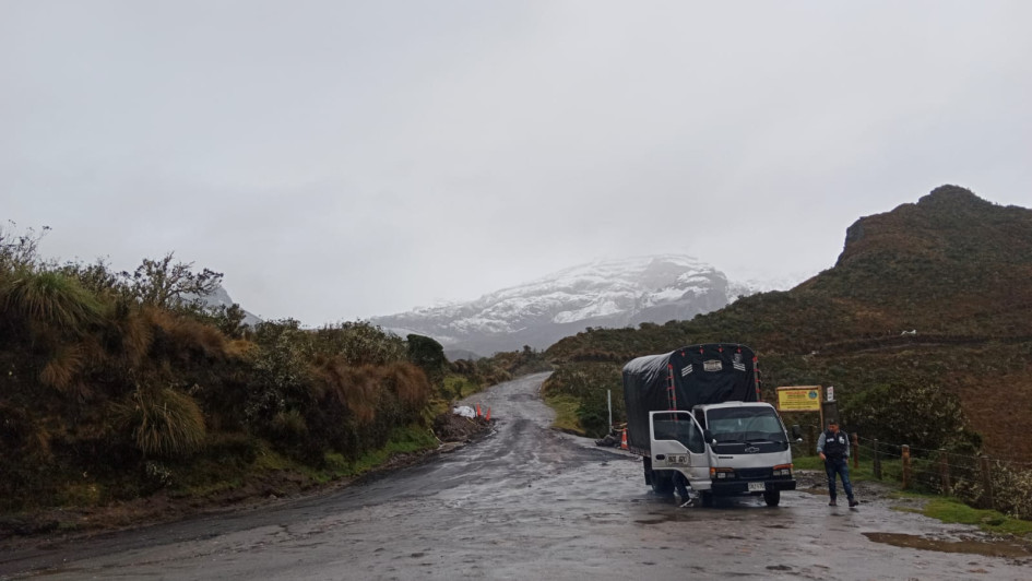 Jhon Freddy García salió en su camión el domingo de Manizales rumbo a Murillo para llevar cuatro terneros a una finca. En la imagen, desde el sector de El Sifón.