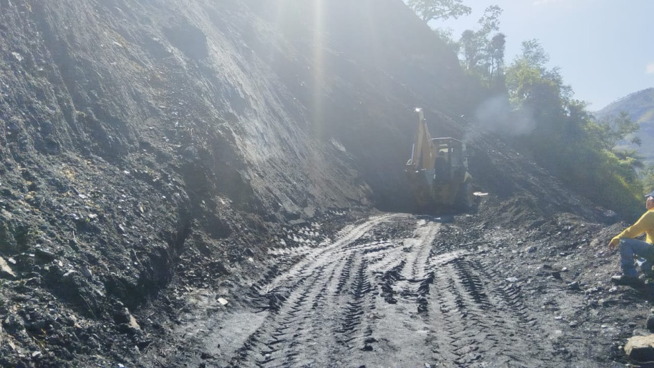 Foto | Cortesía Gobernación de Caldas | LA PATRIA  Atención del derrumbe en el sector de Río Pozo.