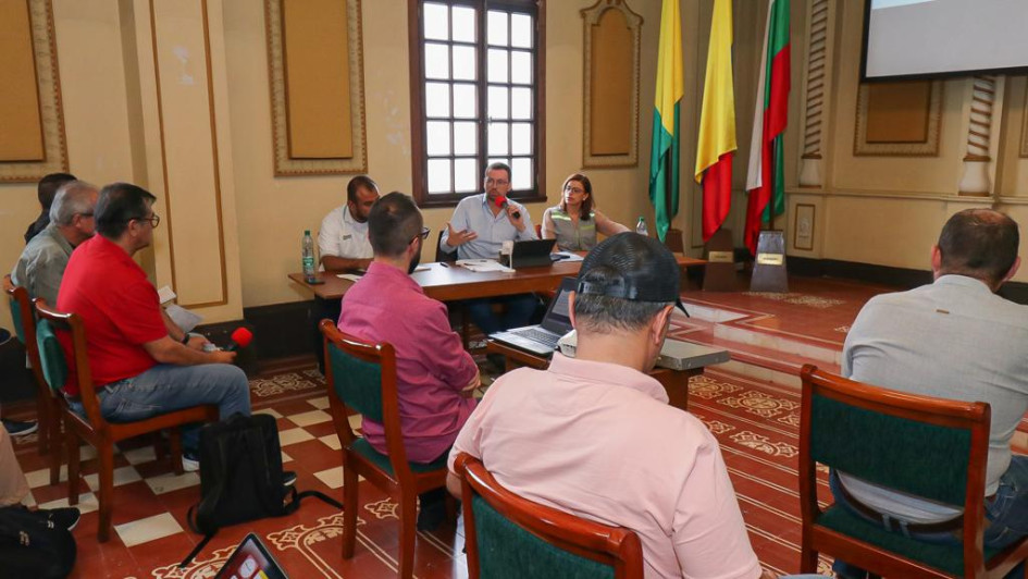 PMU del Viernes Santo en la Gobernación de Caldas sobre la actividad del volcán Nevado del Ruiz. 