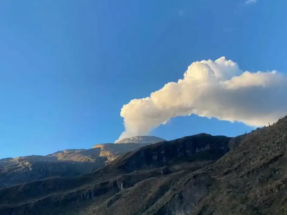 Natalia Ruiz Chica fotografió este lunes la fumarola del Volcán Nevado del Ruiz. La imagen la tomó desde El Sifón, en la vía Manizales-Murillo (Tolima).