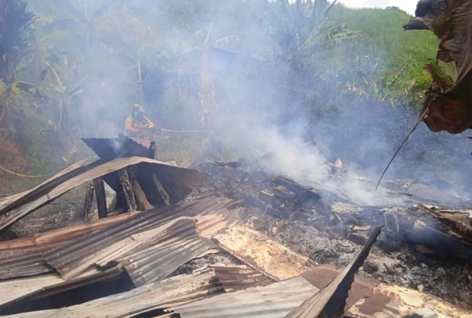 Bomberos controlan un incendio en zona rural de Anserma (Caldas). 