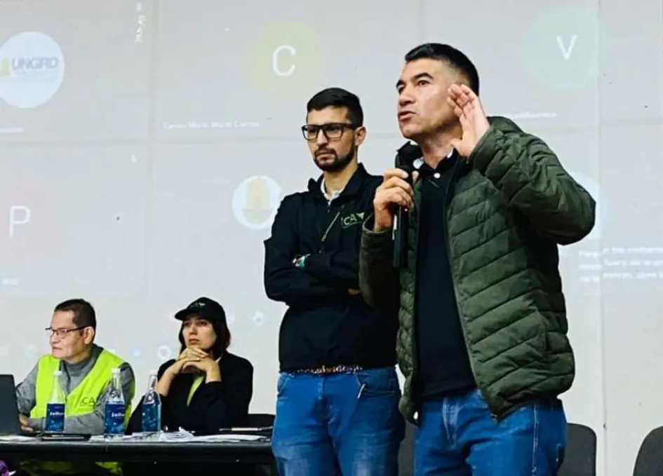 José Antonio García (d), alcalde de Murillo (Tolima), durante un Consejo de Gestión del Riesgo por la actividad naranja del volcán Nevado del Ruiz. 