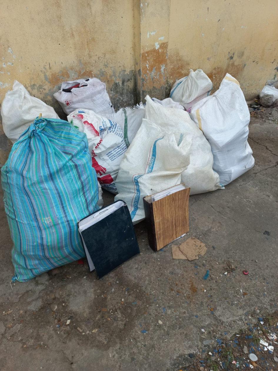 Foto| Cortesía| LA PATRIA La papelería que llevaba el pescador.