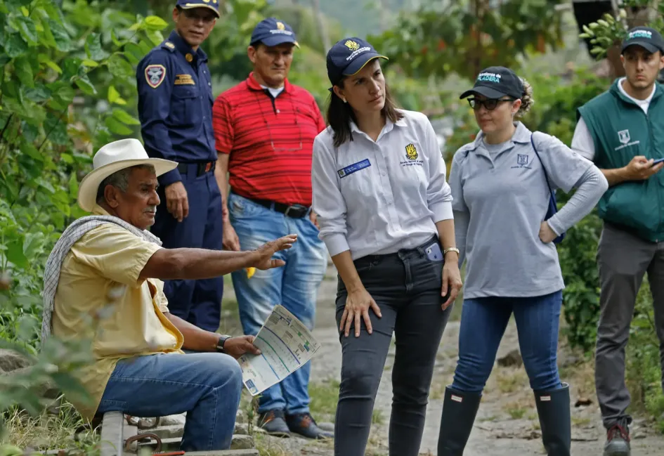 Funcionarios de la UGR (Unidad de Gestión del Riesgo) hablan con habitantes de la rivera del río Chinchiná, por donde bajaría el deshielo ante una posible erupción del volcán Nevado del Ruiz, este martes, en la vereda Llano Grande, cerca de Manizales.