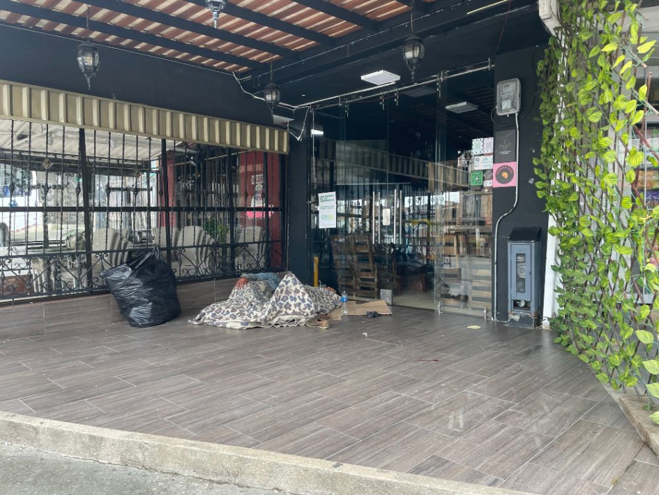 Los antejardines de los locales comerciales se volvieron las camas de los habitantes de calle. Los denunciantes solicitan a la Alcaldía dar solución. Foto | Albeiro Rudas |