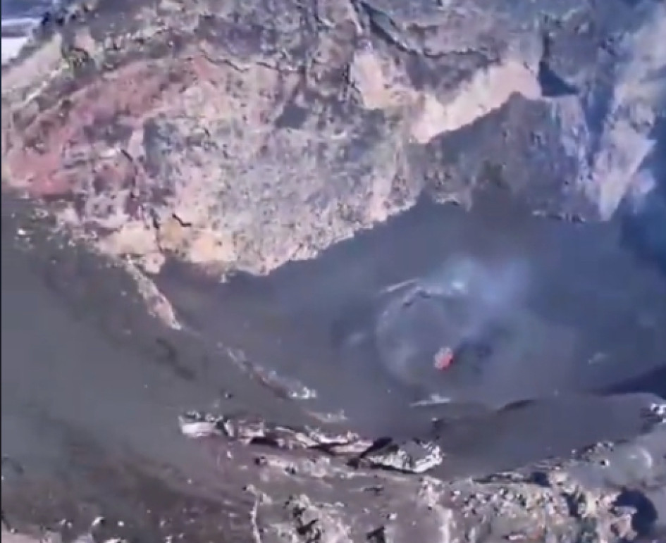 Captura de video del volcán Villarrica en Chile, del que se publicó en redes sociales como supuestamente el Nevado del Ruiz. 