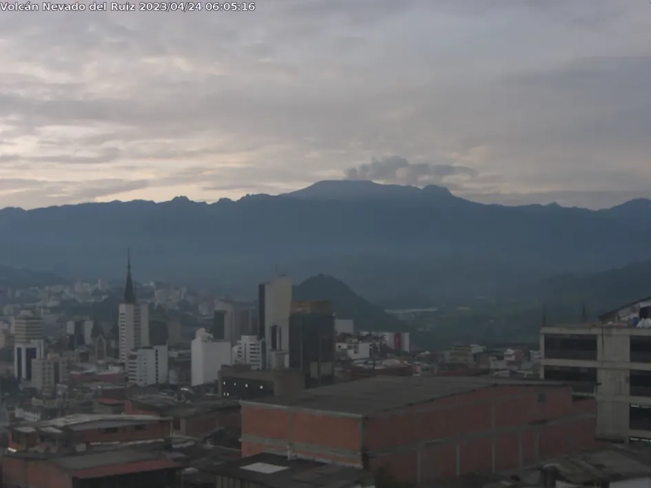 Así se observó a las 6:05 a.m. de este lunes el volcán Nevado del Ruiz desde el Observatorio Vulcanológico y Sismológico de Manizales.