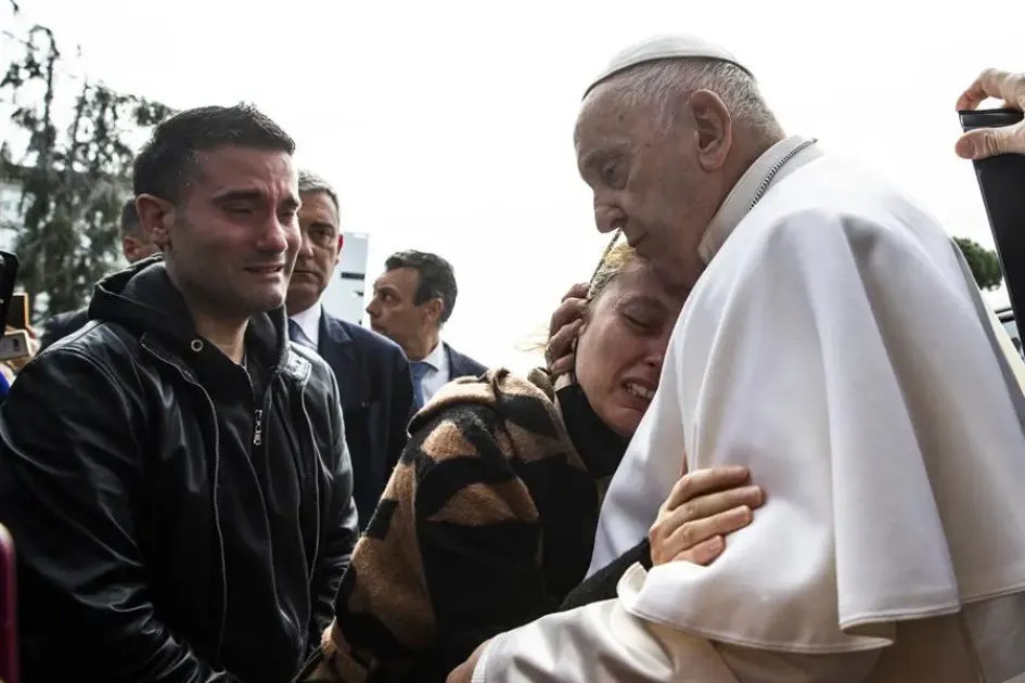 El papa Francisco abraza a una mujer tras abandonar ayer el hospital Gemelli de Roma en el que permanecía ingresado desde hace una semana a causa de una bronquitis.