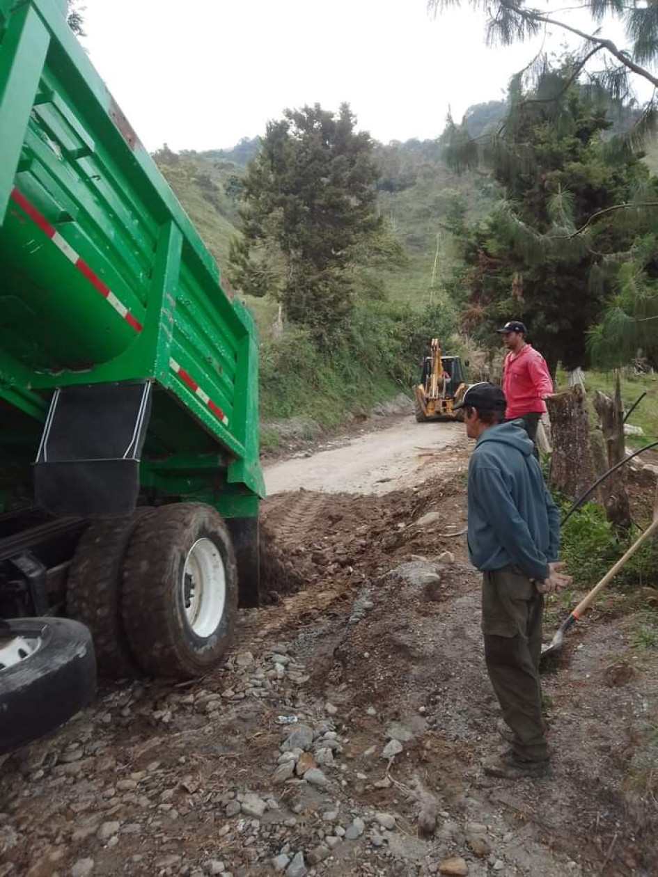 Foto | Cortesía | LA PATRIA La comunidad patrocinó la pavimentación de la vía, se cansaron de esperar respuesta de las autoridades.