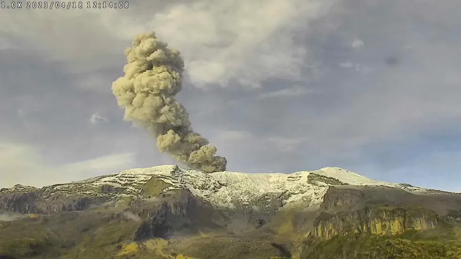 La emisión de ceniza de ayer en el volcán Nevado del Ruiz registrada desde el sector del cerro Piraña y río Azufrado. 