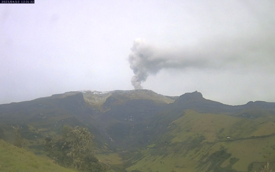 Volcán Nevado del Ruiz el lunes 10 de abril. Vista del SGC desde la cámara del sector del río Lagunilla.