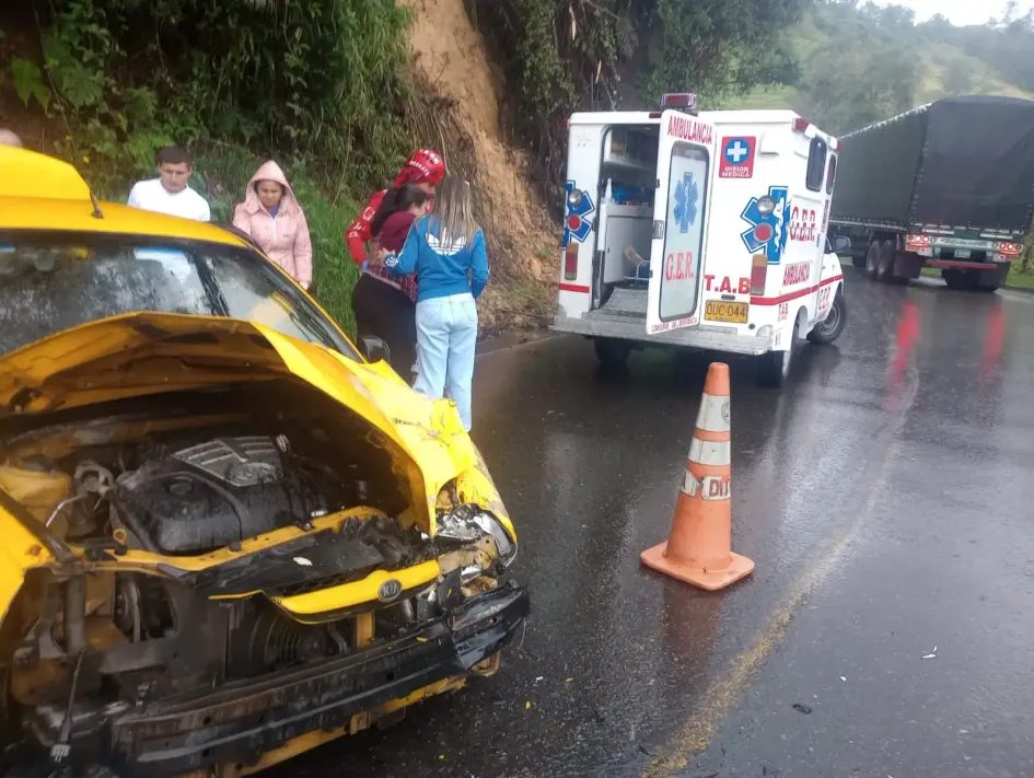 Una mujer lesionada en choque entre un taxi y un camión la vía Manizales-Alto de Letras