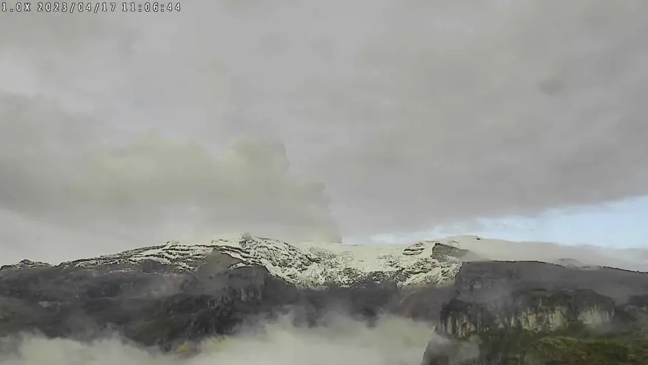 El volcán Nevado del Ruiz visto este lunes, 17 de abril, desde el sector del cerro Piraña y el río Azufrado. 