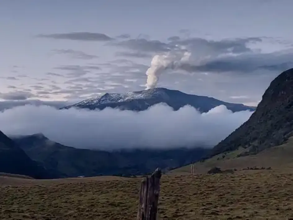 Volcán Nevado del Ruiz el 3 de abril visto desde el Alto de Letras. 