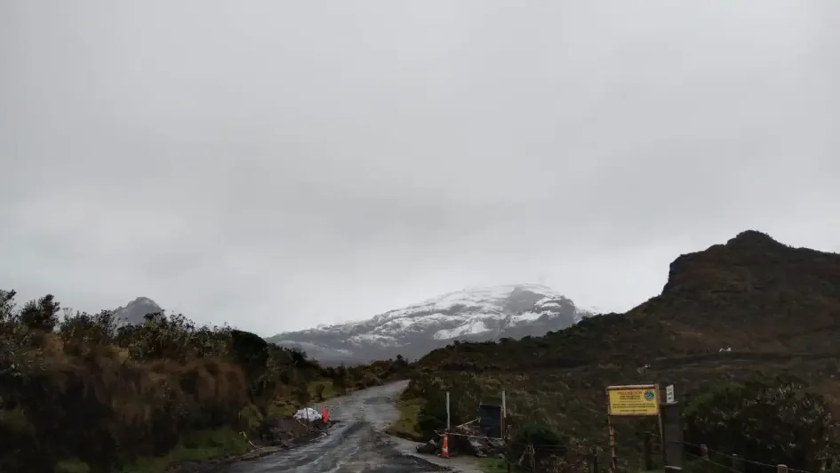 El Volcán Nevado del Ruiz visto esta mañana de domingo desde el sector de El Sifón, en la vía Manizales-Murillo. 