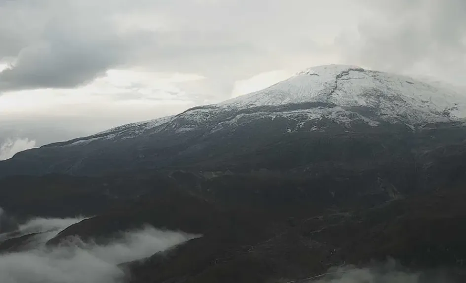 Vocán Nevado del Ruiz visto esta mañana desde la cámara de monitoreo en el cerro Gualí. 