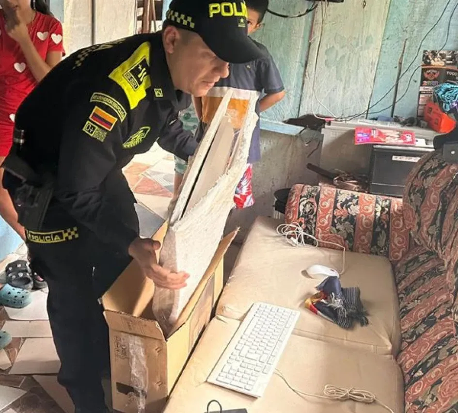 Los uniformados encontraron en un comerciante a su mejor aliado para conseguir el computador.