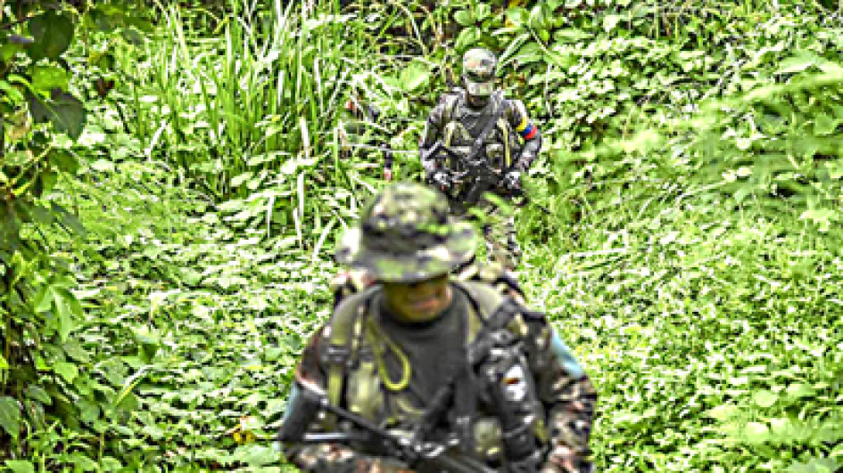 Foto | Tomada de Joaquín Sarmiento / AFP | LAPATRIA  Guerrilleros disidentes de las Farc - Frente Rafael Aguilera caminan en la selva cerca de un campamento en el departamento colombiano de Nariño, el 1 de marzo de 2023.