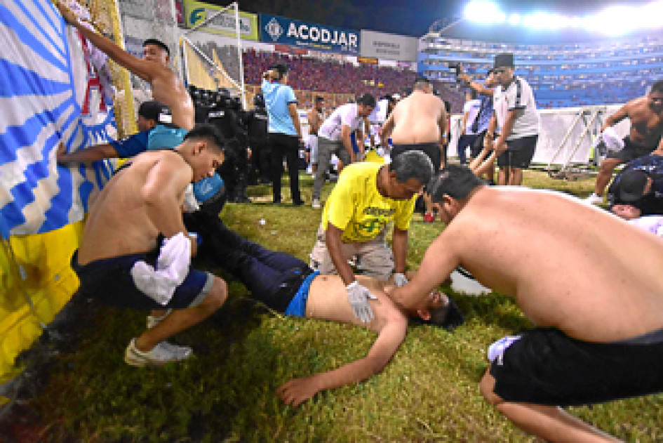 Al menos 9 personas fallecieron en la noche del sábado en una estampida en el Estadio Cuscatlán en El Salvador