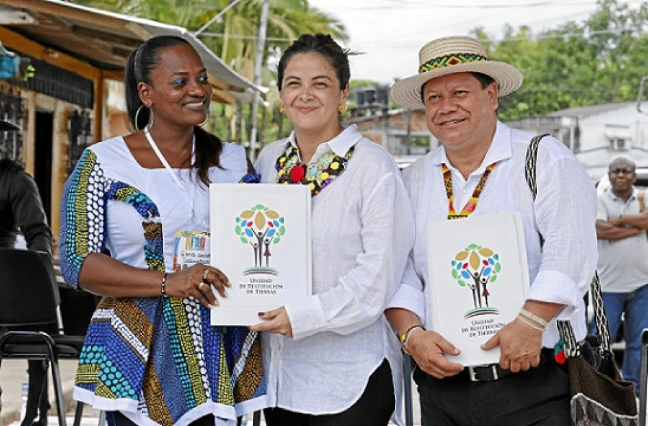Foto | EFE | LA PATRIA  La representante legal de Cocomopoca, Glenis Garrido, recibio a la ministra de Agricultura, Jhenifer Mojica, y al director general de la Unidad de Restitución de Tierras, Giovani Yule, en Yuto (Chocó).