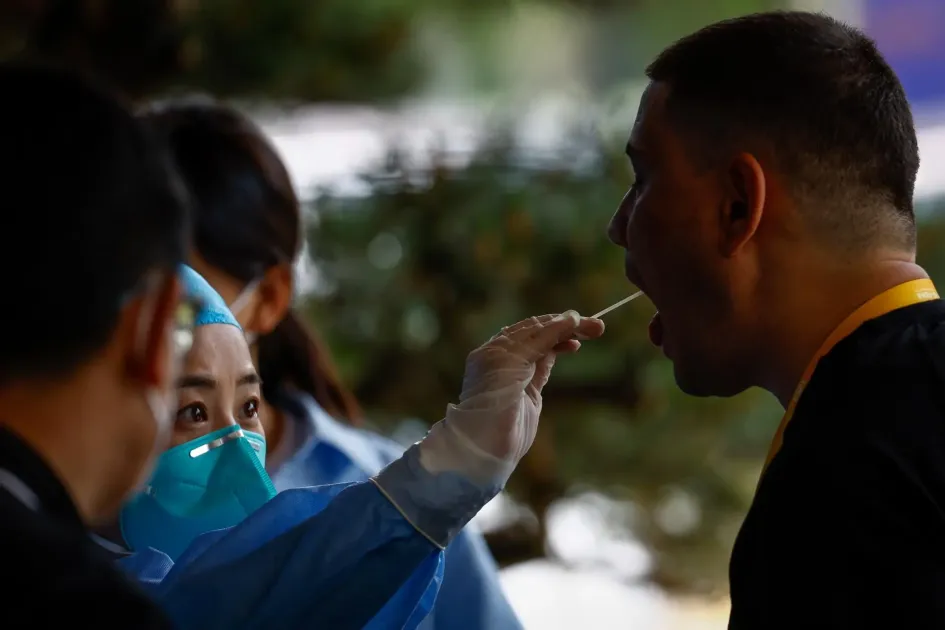 Un hombre se somete a una prueba PCR de covid-19 antes de la Cumbre China-Asia Central en un hotel en Xi'an, provincia de Shaanxi, China, este miércoles.