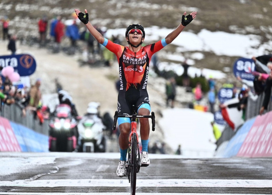 El arribo de Santiago Buitrago, del Bahrain-Victorious, a la meta de la etapa 19 del Giro, la antepenúltima de la carrera.