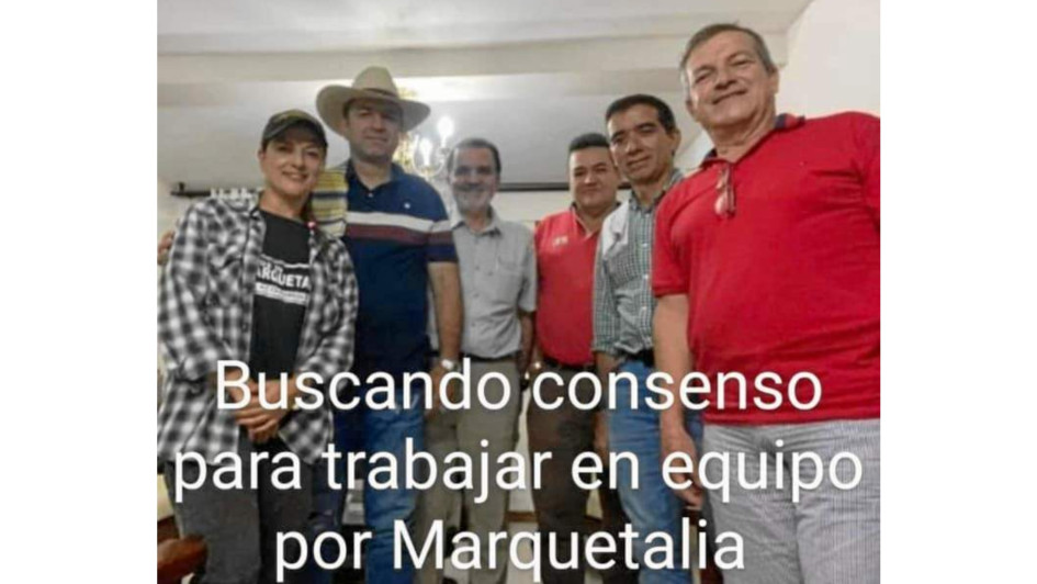 El excandidato presidencial Óscar Iván Zuluaga (centro) se reunió con precandidatos a la Alcaldía de Marquetalia para buscar un aspirante único del Centro Democrático.