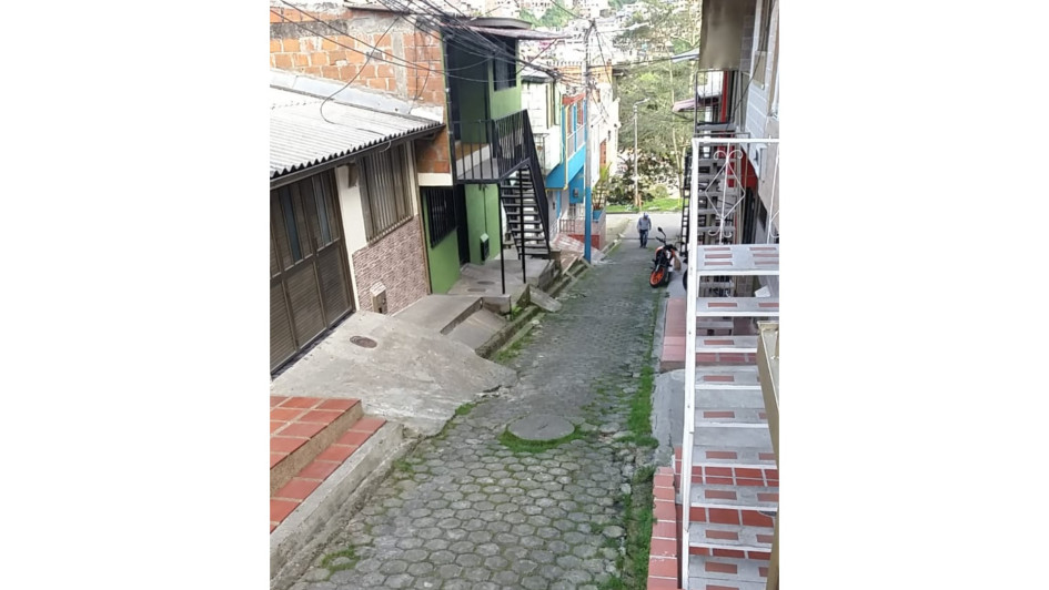 A lado y lado de la calle hay unas 14 casas que utilizan la vía y solicitan su arreglo.