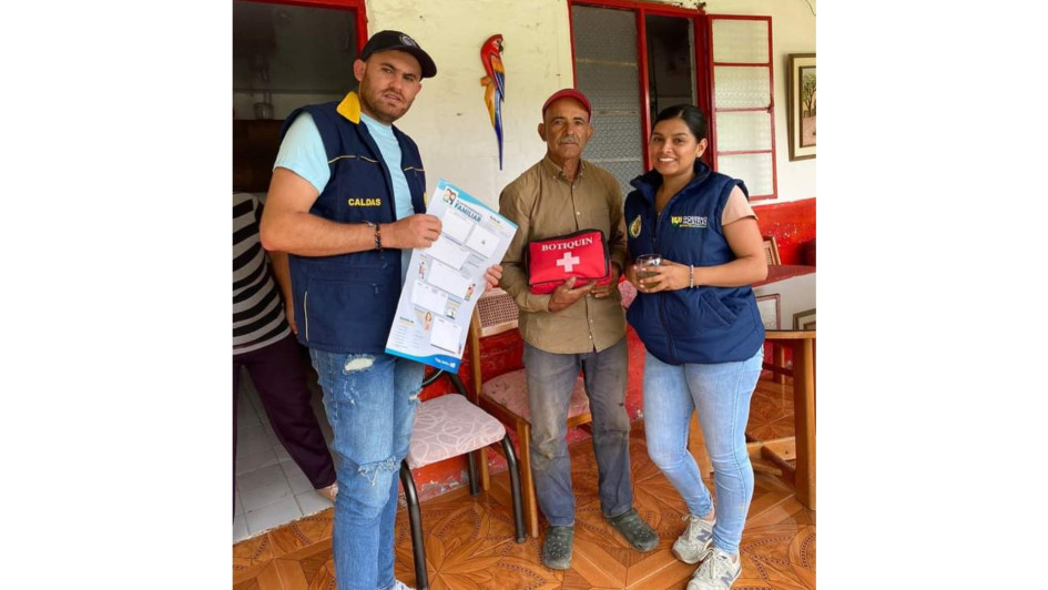 Habitantes de la vereda Viejo Rioclaro, de Villamaría, recibieron botiquines para incluirlos en sus maletas de emergencia. La donación fue de la Secretaría de Medio Ambiente de Caldas.