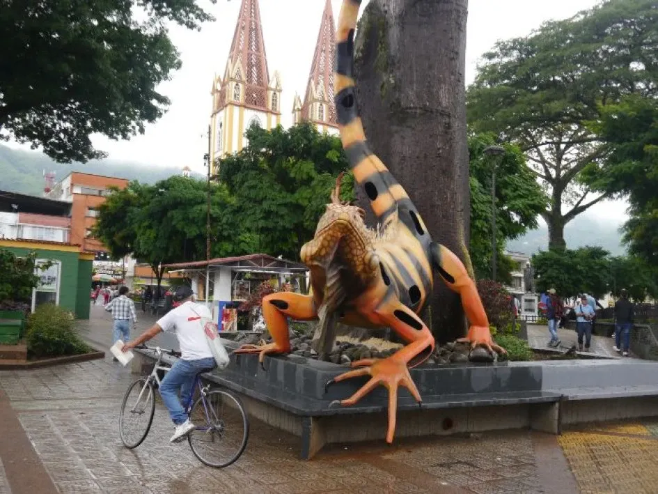 Una iguana negra con naranja es el nuevo atractivo del parque de Bolívar de Chinchiná.
