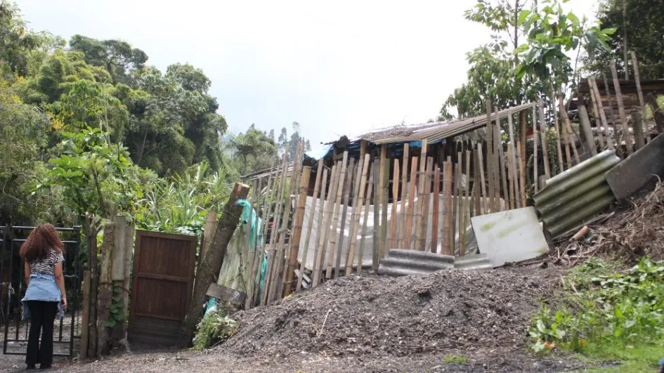 Todos los invasores cierran con candado sus construcciones. Hay cinco viviendas y dos pesebreras. Dicen que no es ilegal y que son poseedores. Los residentes del barrio exigen autoridad.